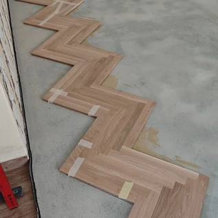 montáž dubovej klasickej parkety v kúlturnom dome livina okres partizánske