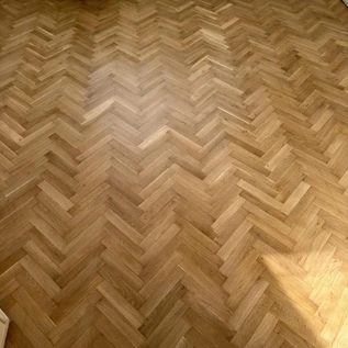 Renovácia troch izieb, kde bola povrchová úprava lodný lak, to čo vôbec na parkety nepatrí. Po rokoch to vyzerá umelo a začnú sa robiť “lišaje”. My sme zvolili povrchovú úpravu floorcoat dánskej výroby na vysokú záťaž v krásnom matnom prevedení. Chynorany okres Partizánske.